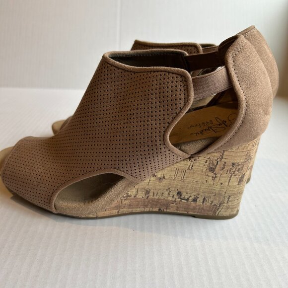 Women's Lifestride Soft System Perforated Wedge Sandal Tan Size 9.5 - Picture 5 of 9